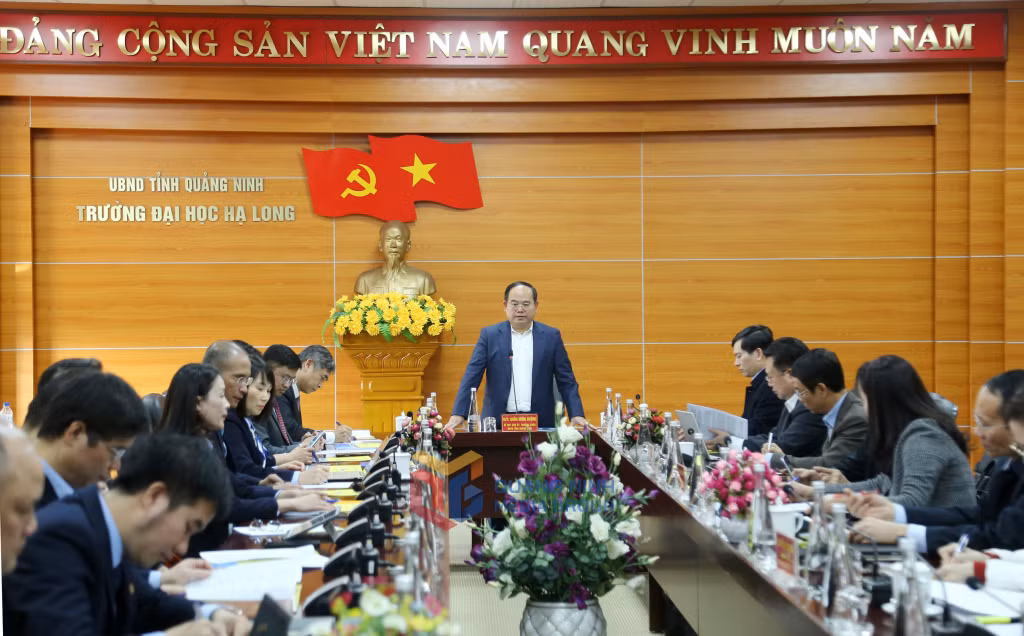 Đồng chí Quản Minh Cường, Bí thư Tỉnh ủy, Trưởng Đoàn ĐBQH tỉnh làm việc với Trường Đại học Hạ Long.