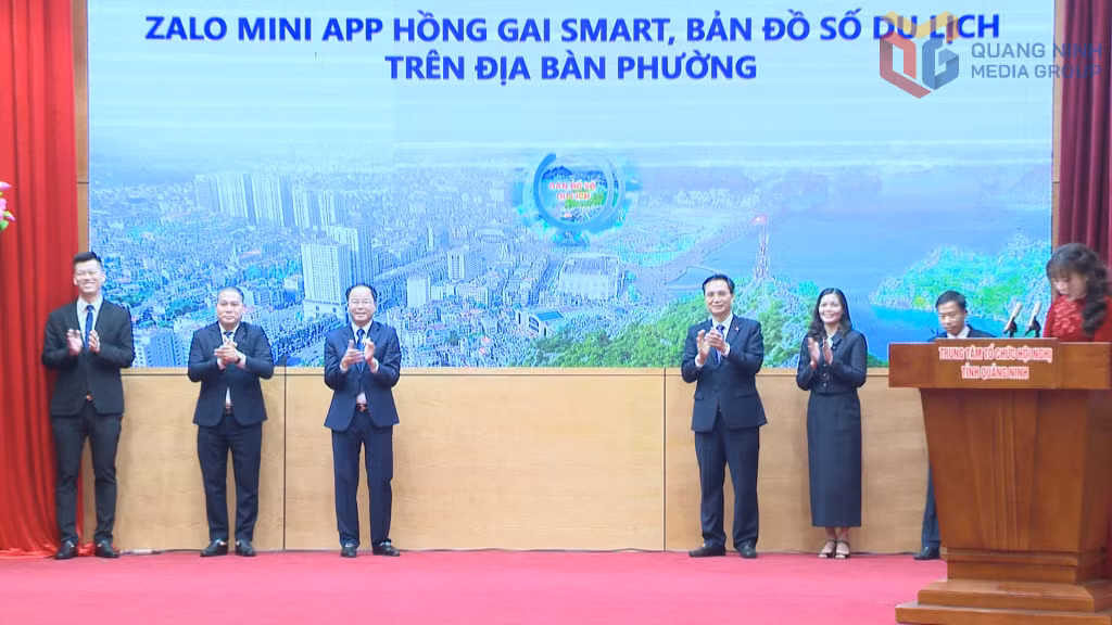 Các đại biểu bấm nút ra mắt Zalo mini app “Hồng Gai Smart” và Bản đồ số du lịch phường Hồng Gai.