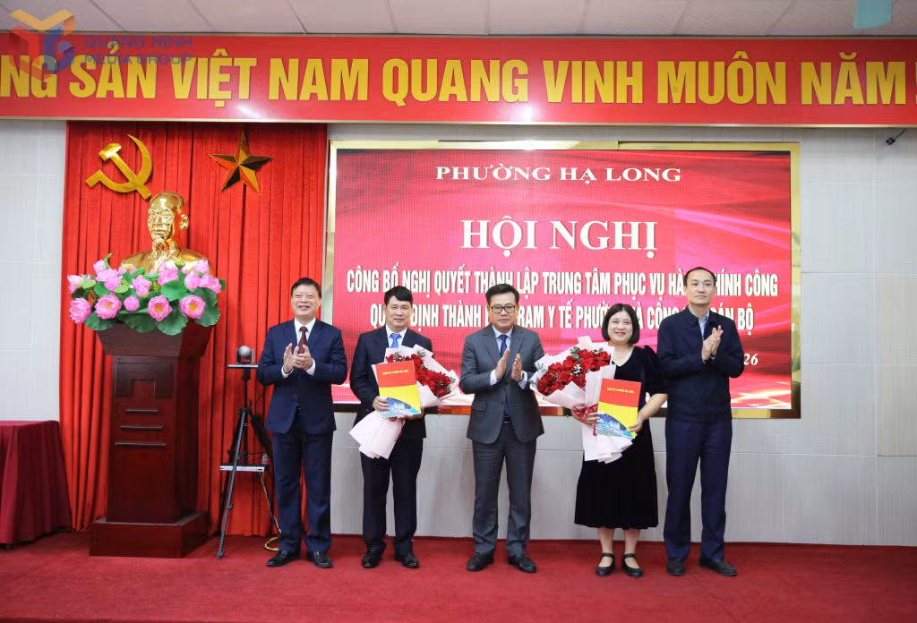 Đảng ủy phường Hạ Long trao quyết định tiếp nhận, phân công và bổ nhiệm cán bộ.