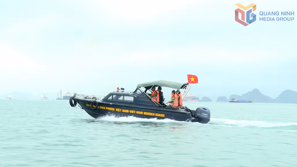 Bộ đội Biên phòng tuần tra, kiểm soát trên tuyến biển Quảng Ninh, chủ động phòng chống buôn lậu và giữ vững an ninh biên giới.