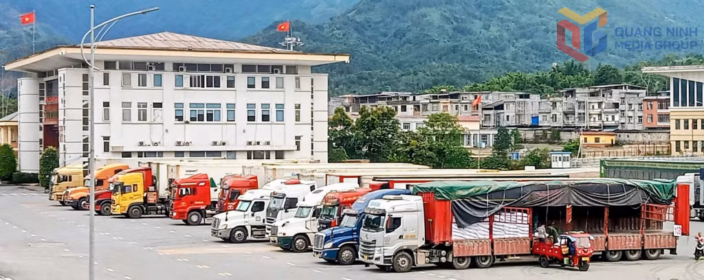 Bốc xếp hàng hoá tại cửa khẩu Bắc Phong Sinh