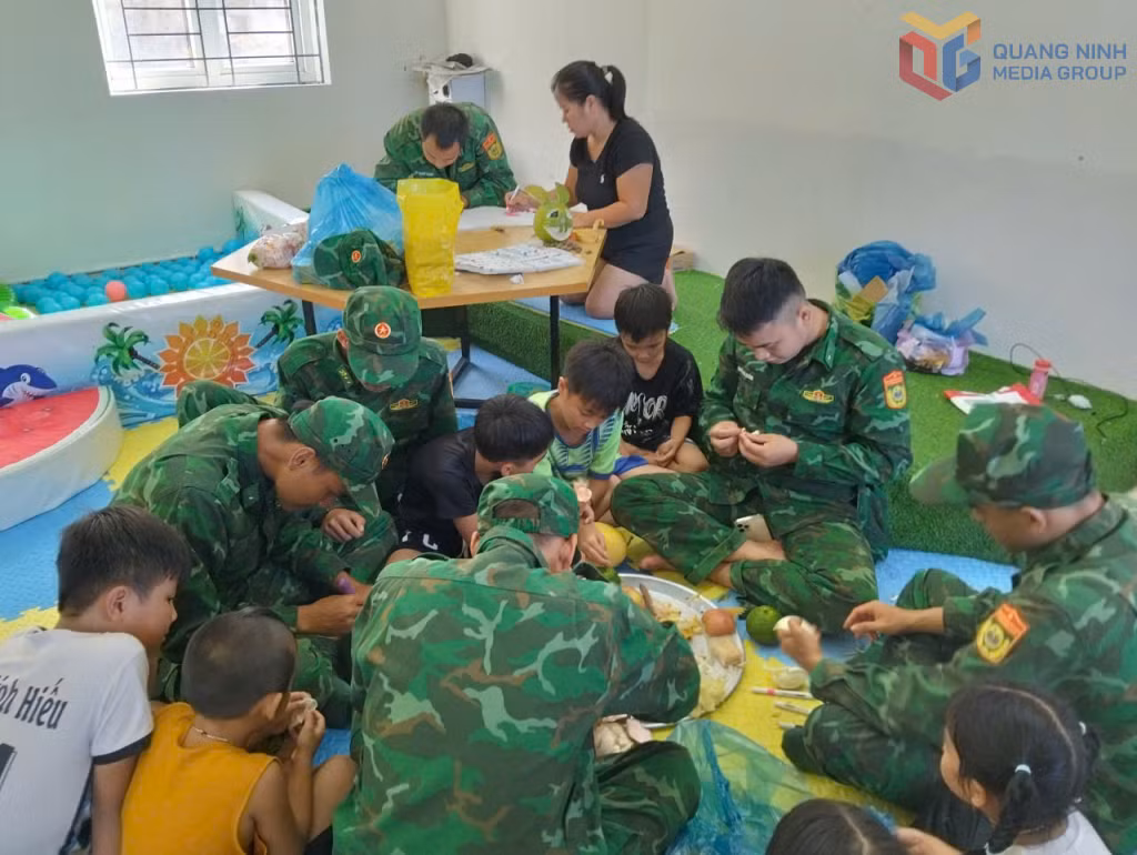 CBCS Đồn BP đảo Trần cùng nhân dân gói bánh chưng đón Tết