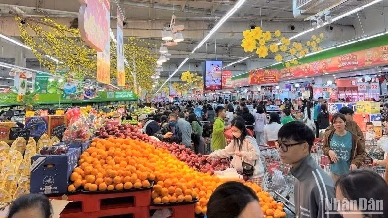 Người tiêu dùng mua sắm tại siêu thị GO!, Big C. (Ảnh: MINH TRANG)