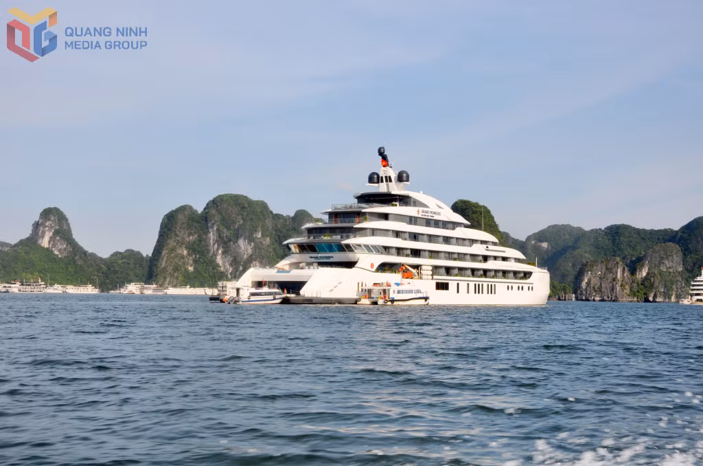 Du thuyền Grand Pioneer của Công ty TNHH Vận tải Việt Thuận đưa du khách tham quan, trải nghiệm trên Vịnh Hạ Long.
