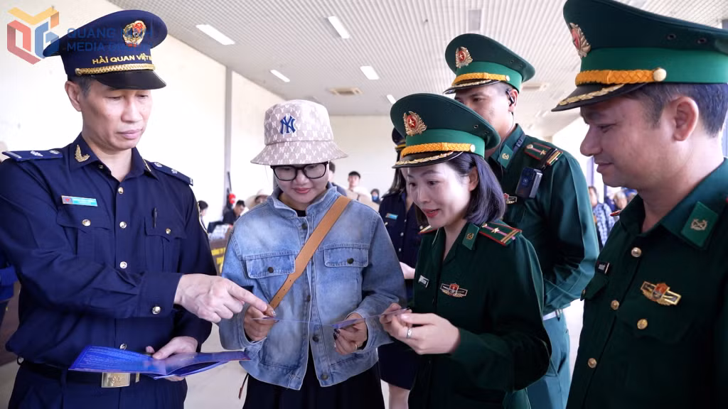 Cán bộ Hải quan, Bộ đội Biên phòng tuyên truyền quy định về phòng, chống buôn lậu tại Cửa khẩu quốc tế Móng Cái.
