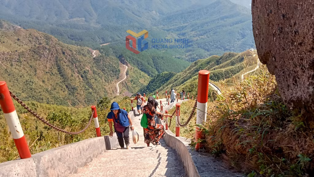 "Sống lưng khủng long" - Một điểm du lịch hấp dẫn tại xã Hoành Mô
