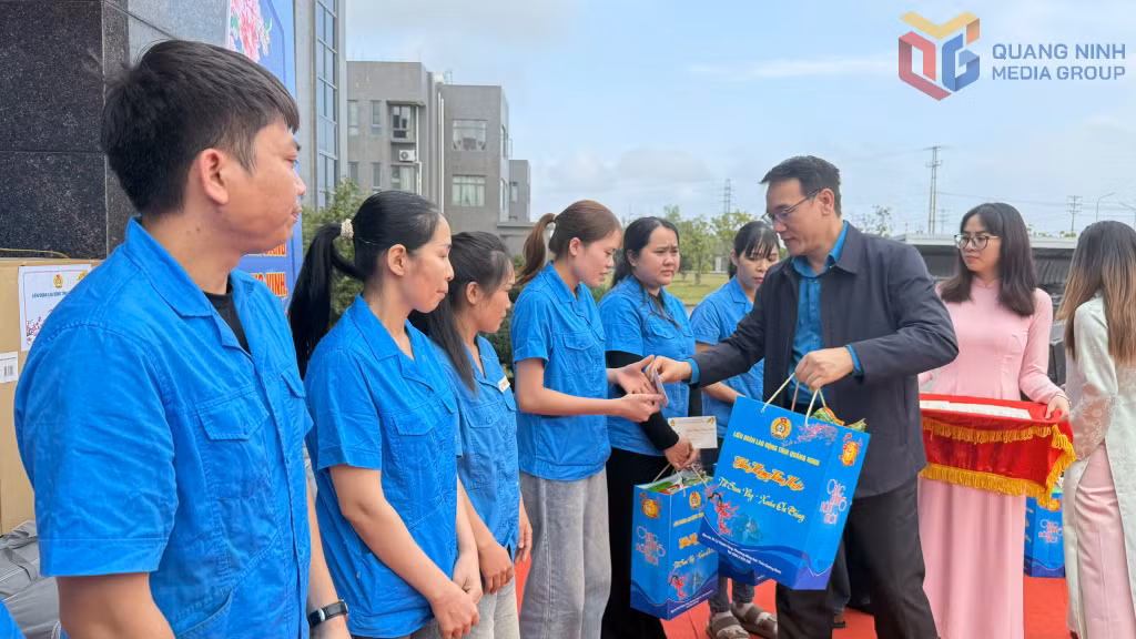 Đồng chí Tô Xuân Thao, Chủ tịch LĐLĐ tỉnh tặng quà Tết cho người lao động tại KCN Cảng biển Hải Hà.