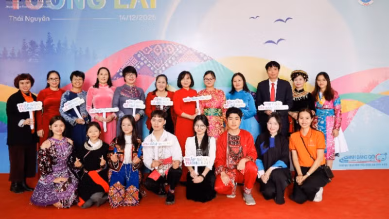Đại diện Bảo tàng Phụ nữ Việt Nam và các cán bộ, chuyên gia có mặt để chia sẻ, khuyến khích các em sinh viên Trường đại học Sư phạm-Đại học Thái Nguyên.Trong khuôn khổ Dự án 8 (Dự án thành phần số 8 thuộc Chương trình Mục tiêu quốc gia phát triển kinh tế-xã hội vùng đồng bào dân tộc thiểu số giai đoạn 2021-2030) do Hội Liên hiệp Phụ nữ Việt Nam chủ trì, truyền thông được xác định là một trụ cột quan trọng.