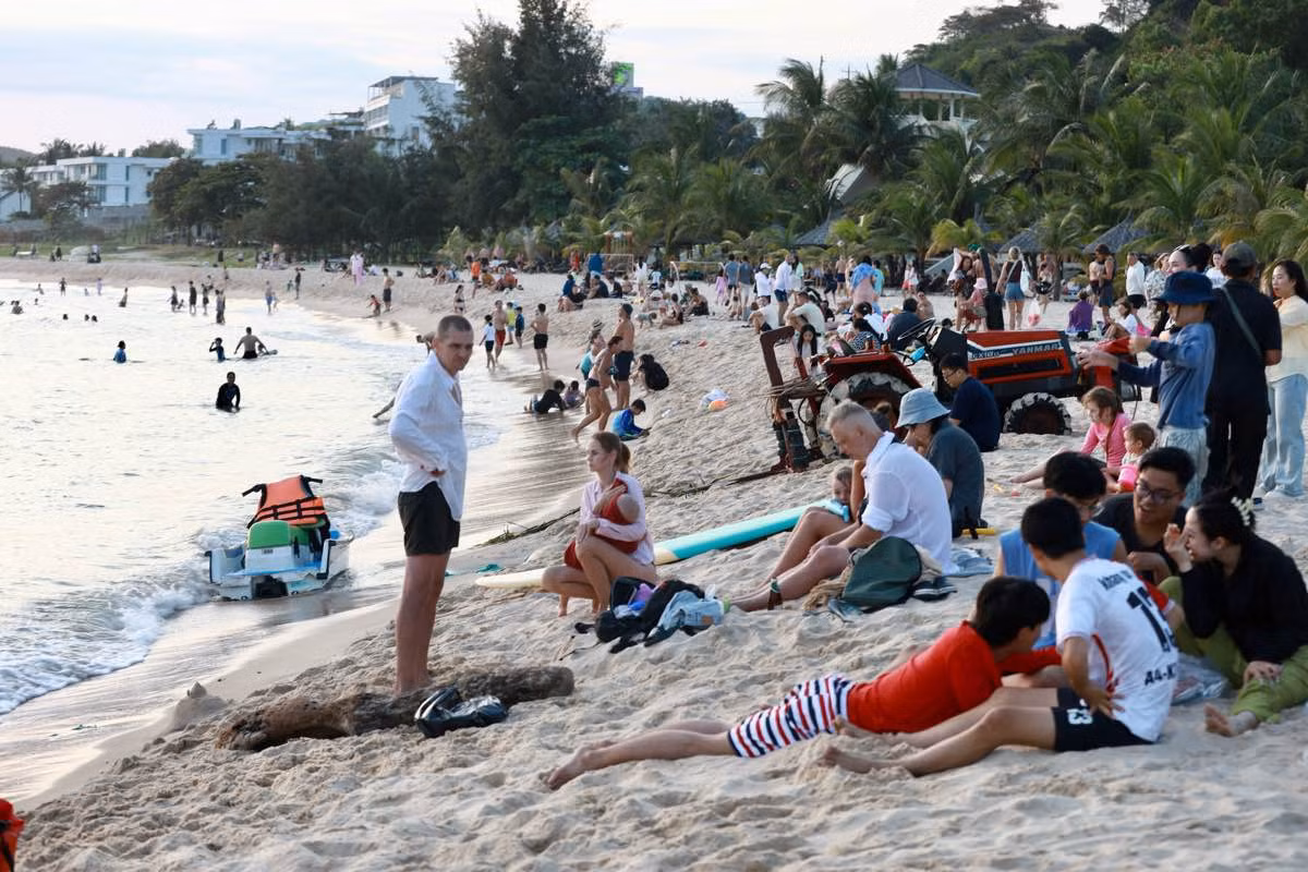 Không khí nhộn nhịp du khách ở bờ biển Phan Thiết trong chiều đầu tiên của năm 2026. Ảnh: Duy Tuấn