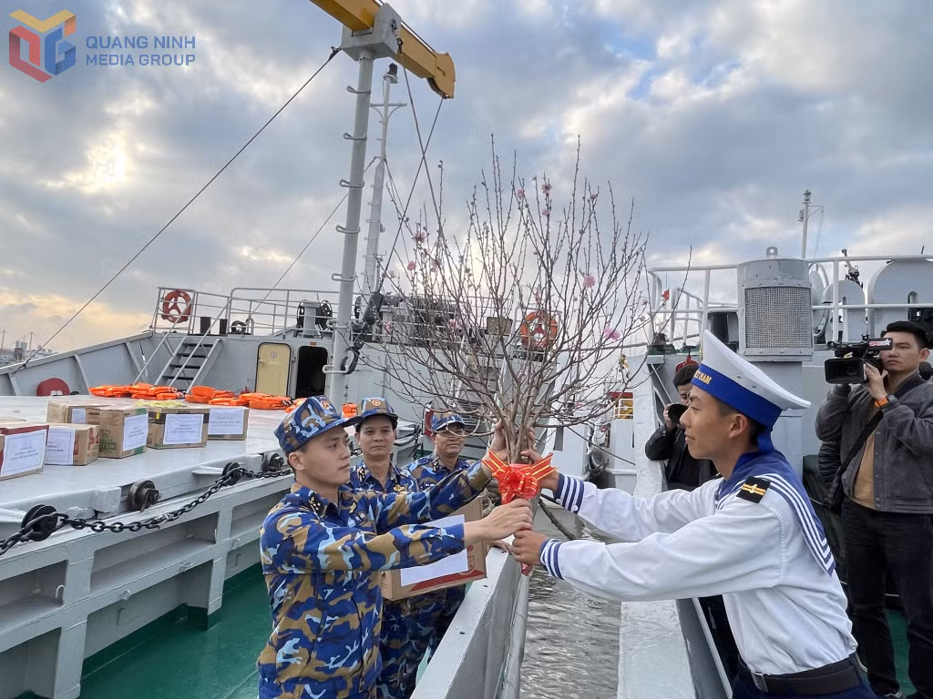 Những món quà nghĩa tình được gửi tới cán bộ, chiến sĩ, chính quyền và nhân dân đặc khu Bạch Long Vĩ; góp phần động viên tinh thần, tiếp thêm niềm tin và khí thế để cán bộ, chiến sĩ và người dân yên tâm công tác, đón Tết nơi đầu sóng ngọn gió.