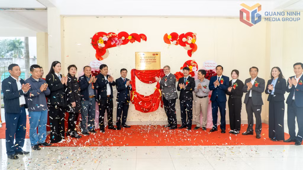 Các đại biểu cắt băng khai trương không gian trình diễn công nghệ tái chế rác thải ngư cụ.