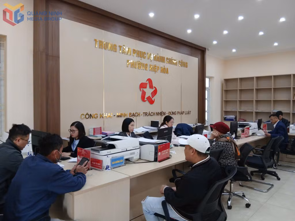 Cán bộ, công chức Trung tâm Phục vụ hành chính công phường Hiệp Hòa tiếp nhận, giải quyết thủ tục hành chính cho người dân theo hướng công khai, minh bạch, hiện đại.