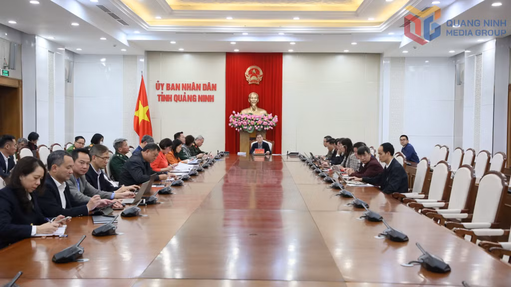 Tại điểm cầu tỉnh Quảng Ninh, đồng chí Bùi Văn Khắng, Phó Bí thư Tỉnh uỷ, Chủ tịch UBND tỉnh và đại diện lãnh đạo các sở, ngành, đơn vị liên quan dự phiên họp.