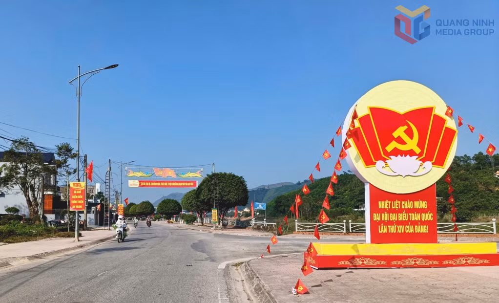 Khu vực trung tâm xã Ba Chẽ được trang hoàng cờ hoa rực rỡ, thể hiện rõ khí thế và niềm tin gửi tới Đại hội đại biểu toàn quốc lần thứ XIV của Đảng.