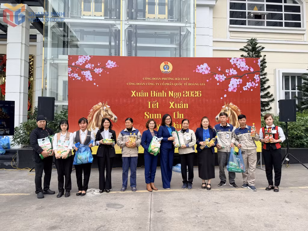 Lãnh đạo Công đoàn Công ty CP Quốc tế Hoàng Gia tặng quà cho công nhân, lao động.
