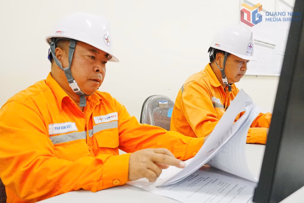 Ca trực đầu tiên của Xí nghiệp Lưới điện cao thế Quảng Ninh (Công ty Điện lực Quảng Ninh) thực hiện thao tác đóng điện Trạm biến áp 110kV Hoành Bồ trong ngày 31/12/2025.