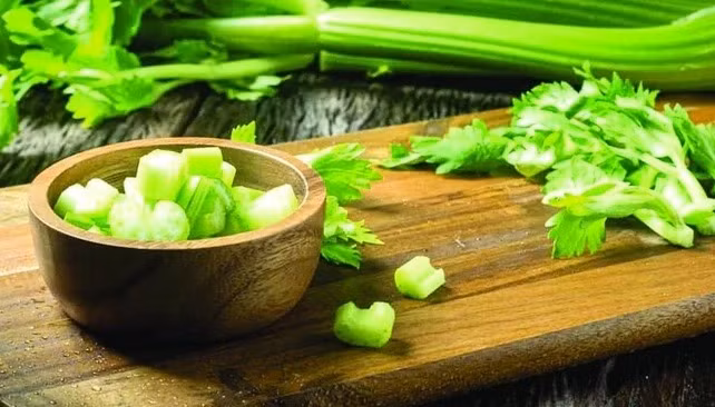 Rau cần tây cung cấp khoảng 325mg canxi/100g - Ảnh minh họa
