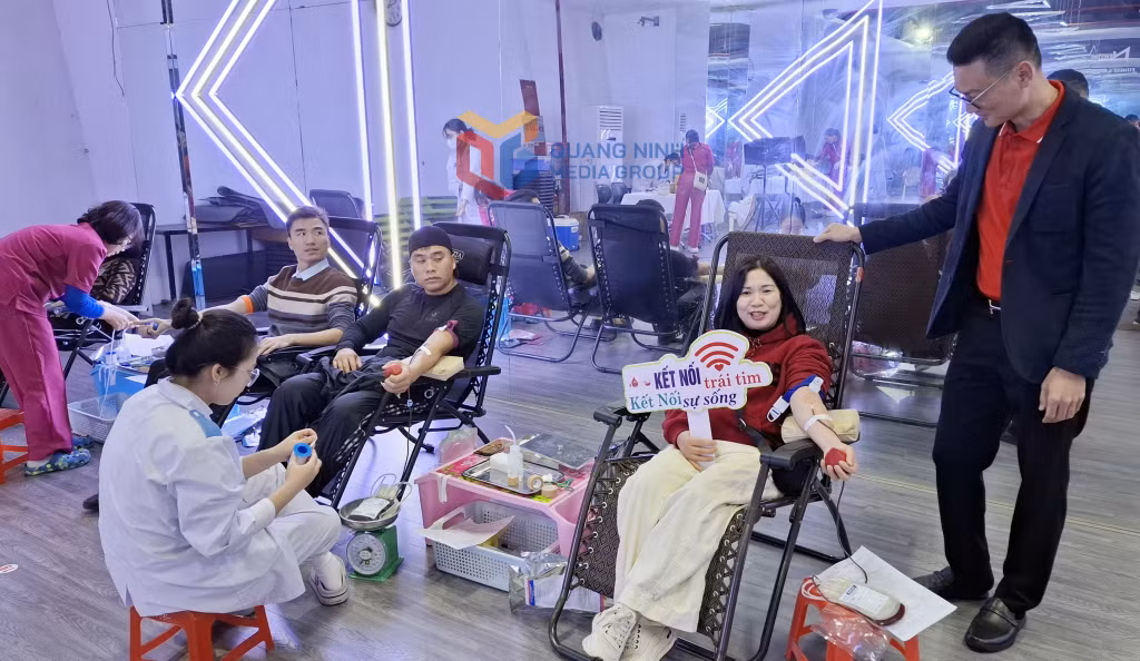 Phó Chủ tịch Hội Chữ thập đỏ tỉnh Nguyễn Tuấn Anh động viên các tình nguyện viên tham gia hiến máu tại chương trình 