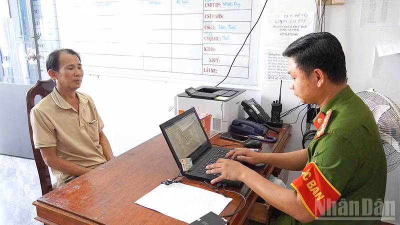 Đối tượng Nguyễn Công Tùng tại cơ quan Công an.