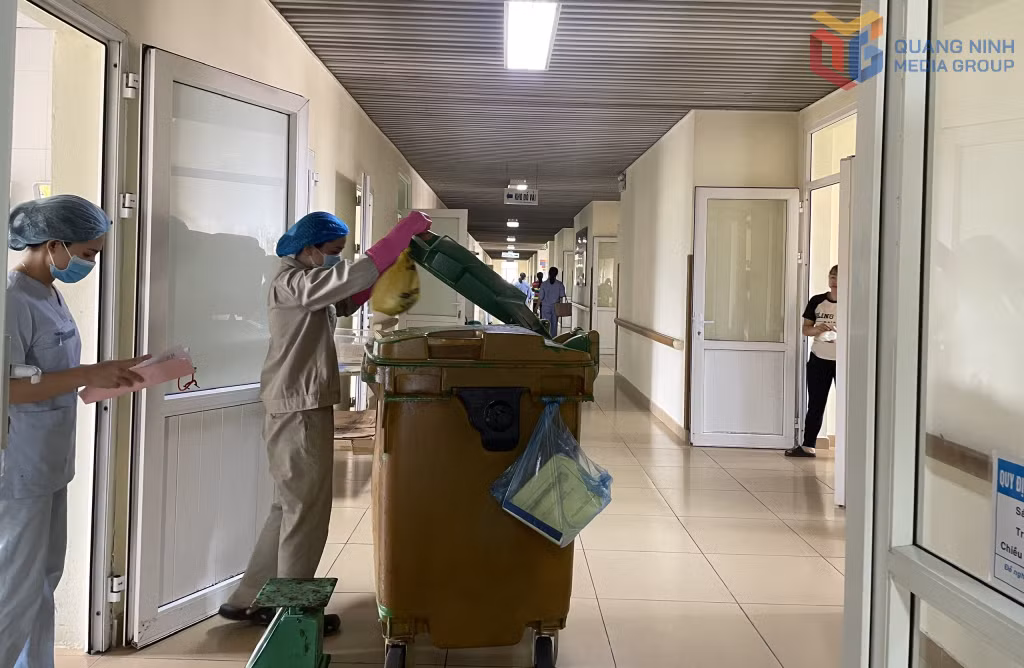Thu gom rác thải y tế tai Bệnh viện Việt Nam - Thuỵ Điển Uông Bí.