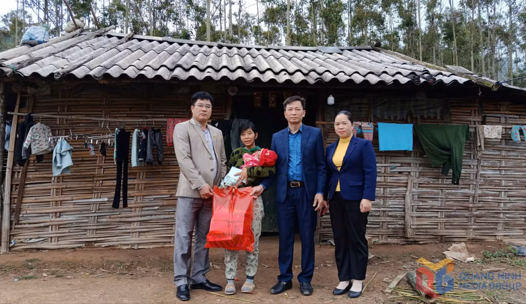 Lãnh đạo xã thăm hỏi, tặng quà động viên gia đình chị Phùng Thị Hoa thôn Bắc Tập (thuộc đối tượng bảo trợ xã hội) dịp Tết nguyên đán Bính Ngọ 2026.