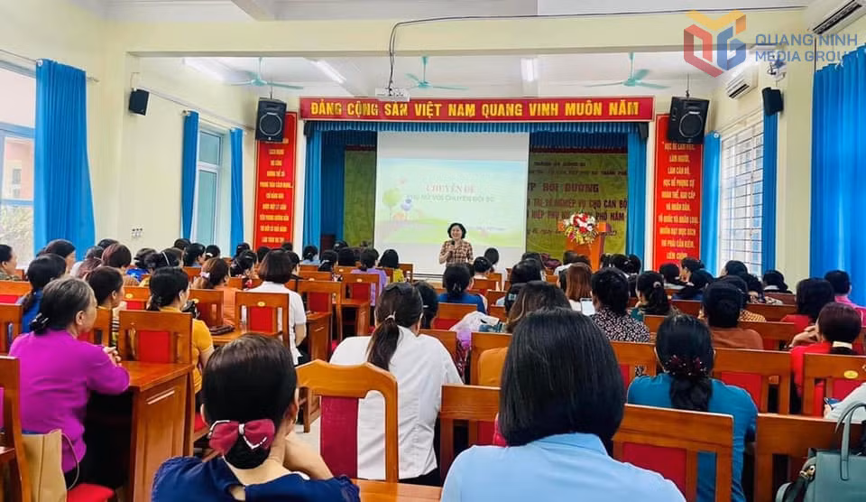 Lãnh đạo Hội LHPN tỉnh truyền thông về bình đẳng giới và chuyển đổi số tới hội viên.