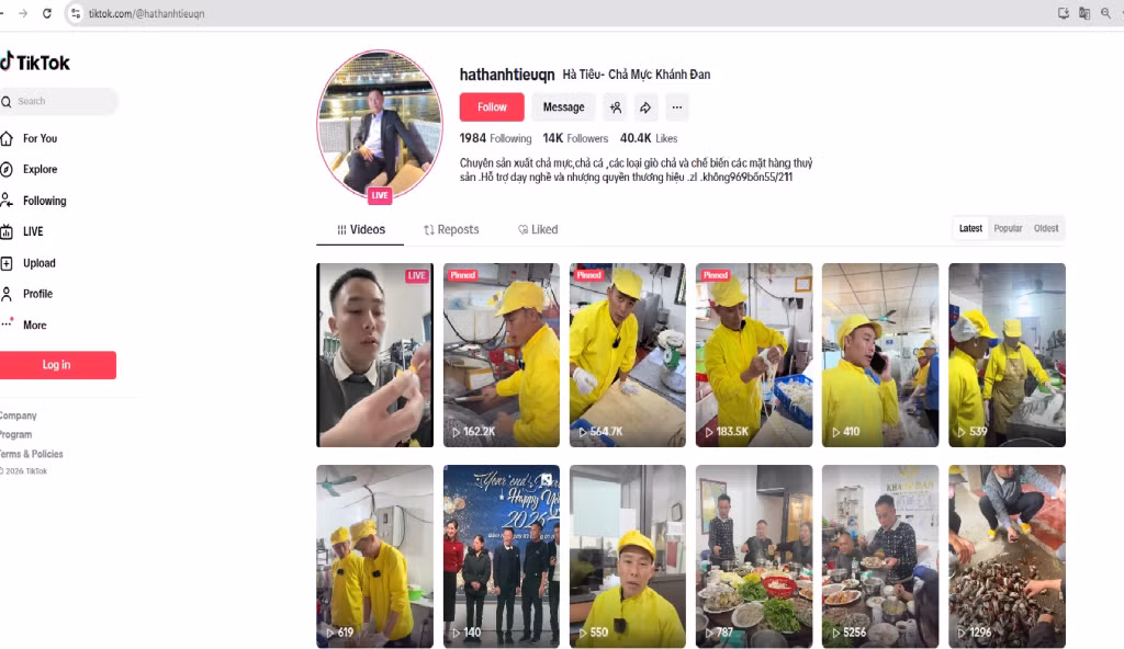 Anh Hà Văn Tiêu (xã Đầm Hà) thường xuyên quay các video, livestream chia sẻ về nguồn nguyên liệu, quy trình sản xuất các sản phẩm của cơ sở để tạo dựng niềm tin cho khách hàng.