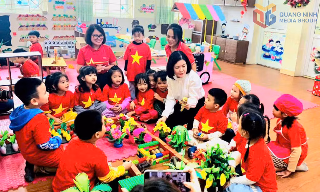 Lãnh đạo phường Hà Tu thăm và làm việc tại Trường Mầm non Hà Tu.