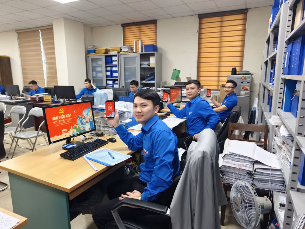 Đoàn Thanh niên Phòng Kỹ thuật - Công nghệ mỏ (Công ty CP Than Vàng Danh - Vinacomin) thể hiện tinh thần hướng về Đại hội XIV của Đảng. Với quyết tâm chung sức phấn đấu sản xuất hơn 4,3 triệu tấn than nguyên khai, đào trên 41.500m lò, tiêu thụ 3,87 triệu tấn than mà Công ty CP Than Vàng Danh - Vinacomin đặt ra trong năm 2026.