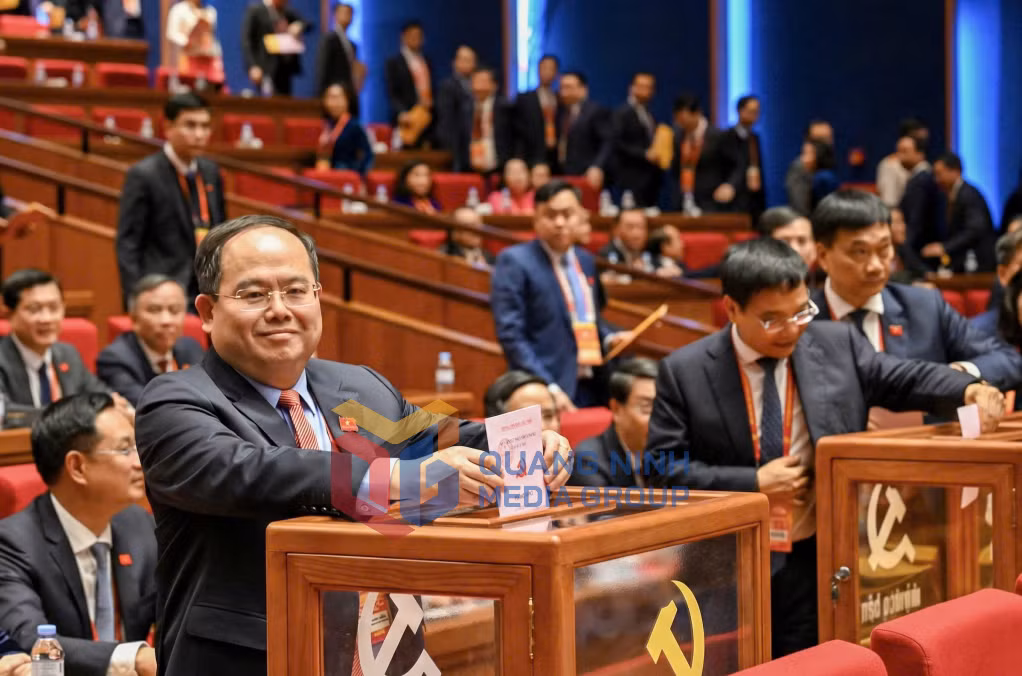 Đồng chí Quản Minh Cường, Bí thư Tỉnh ủy, Trưởng Đoàn ĐBQH tỉnh, bỏ phiếu bầu Ban Chấp hành Trung ương Đảng khoá XIV.