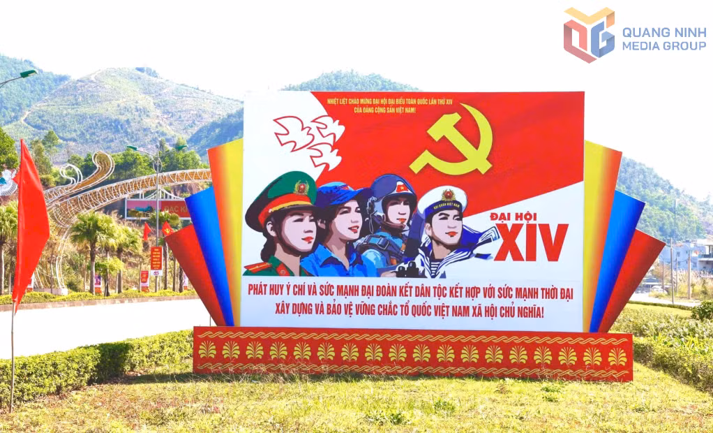 Hệ thống pano, áp phích, tranh cổ động chào mừng Đại hội XIV của Đảng được treo ở hầu khắp các phố, phường của tỉnh.