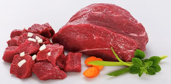 Thịt đỏ là thực phẩm có nguồn purin cao dễ làm tăng axit uric.