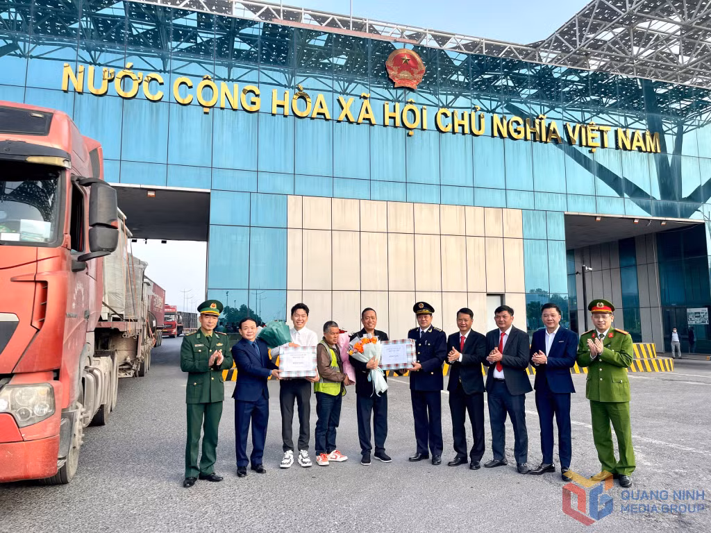 Lãnh đạo Chi cục Hải quan khu vực VIII, lãnh đạo phường Móng Cái 1 và các ngành chức năng cửa khẩu chào đón, tặng hoa chúc mừng doanh nghiệp có lô hàng nhập khẩu trong ngày đầu năm.