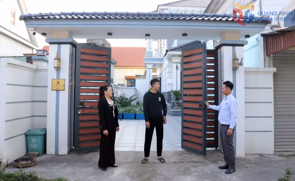Anh Dương Văn Nam (đứng giữa), ở khu Hà An 13, phường Hà An, sẵn sàng tháo dỡ toàn bộ cổng, hàng rào vừa mới xây dựng để phục vụ thi công cải tạo, mở rộng đường.&nbsp;