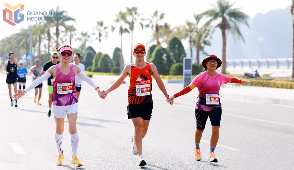 Giải Marathon do DHA tổ chức đã đem lại sân chơi cho các VĐV, thu hút đông đảo du khách tới Quảng Ninh.