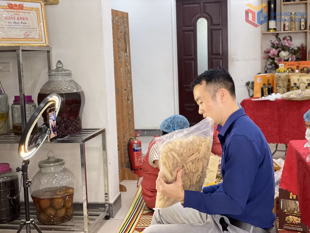 Nhiều doanh nghiệp, HTX, hộ sản xuất đã chủ động tiếp cận nền tảng số để mở rộng quảng bá, giới thiệu sản phẩm đến người tiêu dùng.