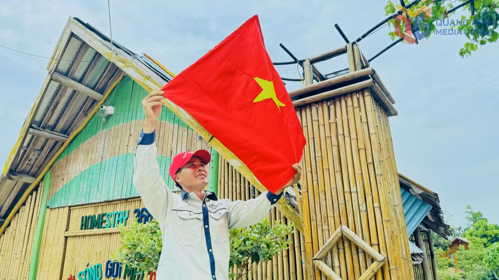Người dân đặc khu Cô Tô treo cờ Tổ quốc chào mừng Đại hội XIV của Đảng. Ảnh: Mạnh Trường