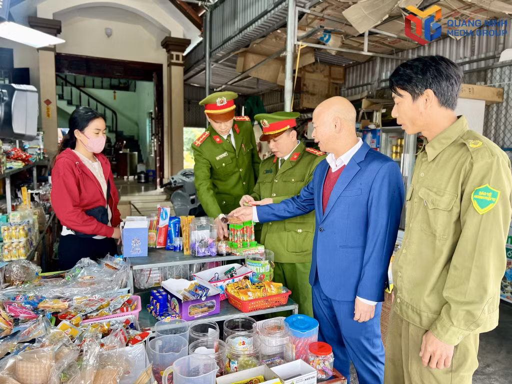 Hiệu trưởng trường TH&THCS Vĩnh Thực (thứ 2 từ phải sang) phối hợp với Công an xã và lực lượng an ninh cơ sở kiểm tra các sản phẩm được bày bán tại hàng quán khu vực cổng trường.
