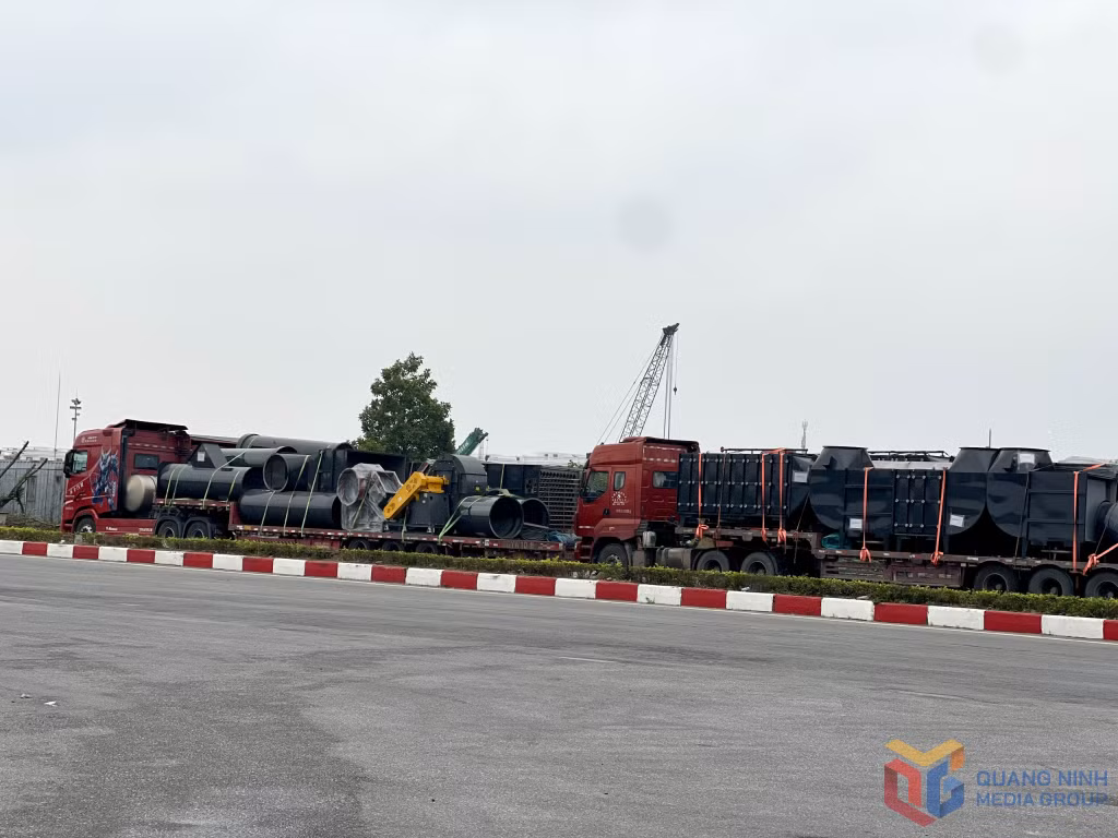 Dự kiến ngày 1/1, có khoảng 45 xe xuất cảnh và 30 xe nhập cảnh qua cầu Bắc Luân II, với tổng kim ngạch XNK ước đạt khoảng 20 triệu USD.