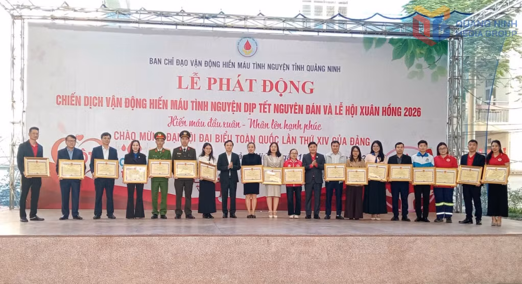 Ban Tổ chức trao tặng bằng khen của UBND tỉnh cho 23 cá nhân có thành tích xuất sắc về việc tăng cường công tác vận động hiến máu tình nguyện giai đoạn 2021- 2025