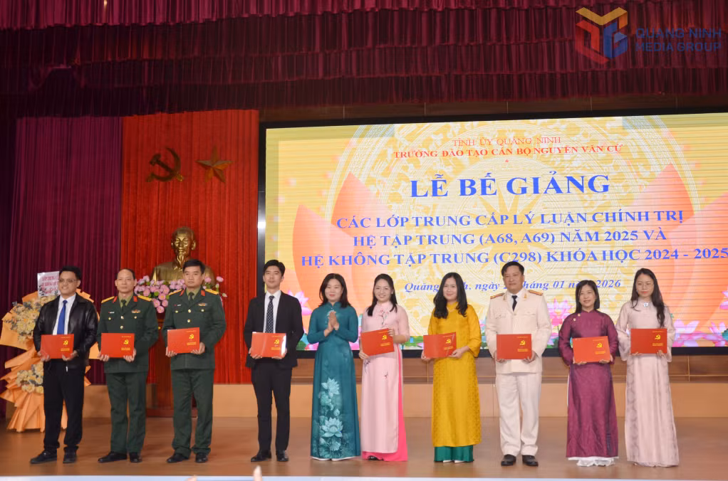 Đồng chí Phạm Thùy Dương, Hiệu trưởng Trường Đào tạo cán bộ Nguyễn Văn Cừ, trao bằng tốt nghiệp cho các học viên lớp A68.