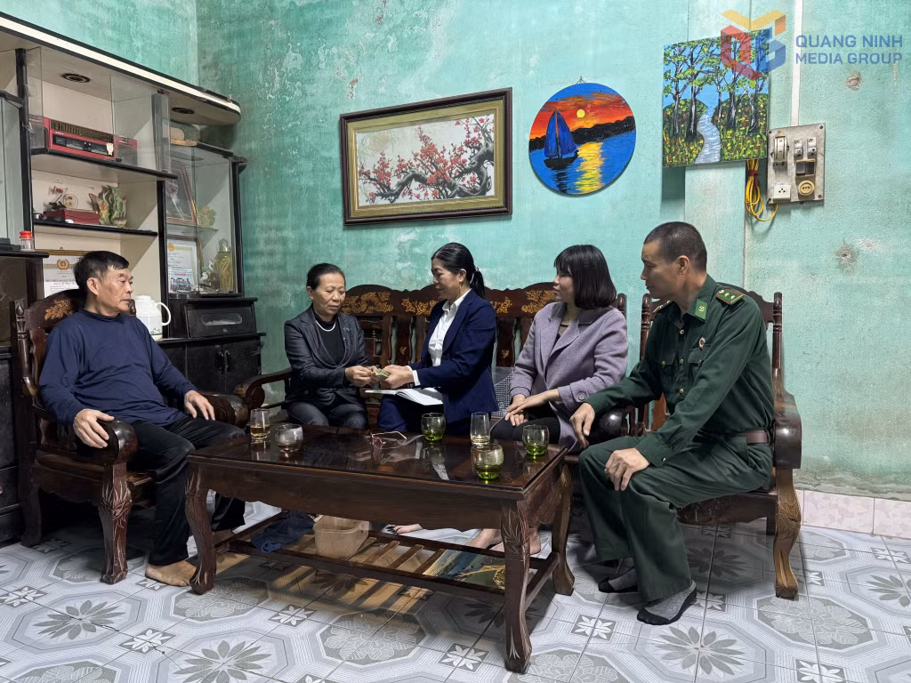 Ban Công tác Mặt trận khu Trại Mới A (phường Bình Khê) vận động nhân dân ủng hộ Quỹ "Vì người nghèo" của địa phương.