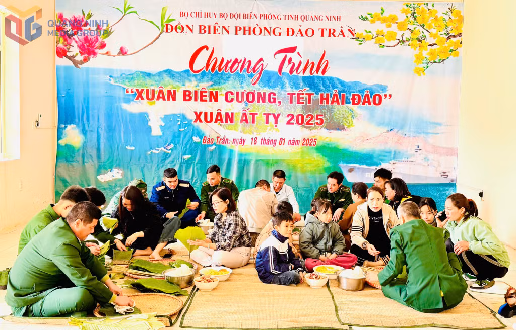 Các lực lượng vũ trang cùng nhân dân trên đảo Trần gói bánh chưng trong Chương trình “Xuân biên cương, Tết hải đảo Xuân Ất Tỵ 2025”. Ảnh: Mạnh Trường