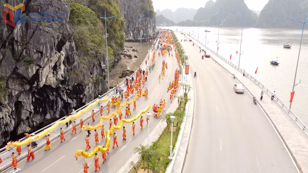 Đoàn rước trên tuyến đường bao biển thơ mộng trong Lễ hội đền Đức Ông Trần Quốc Nghiễn (phường Hồng Gai).