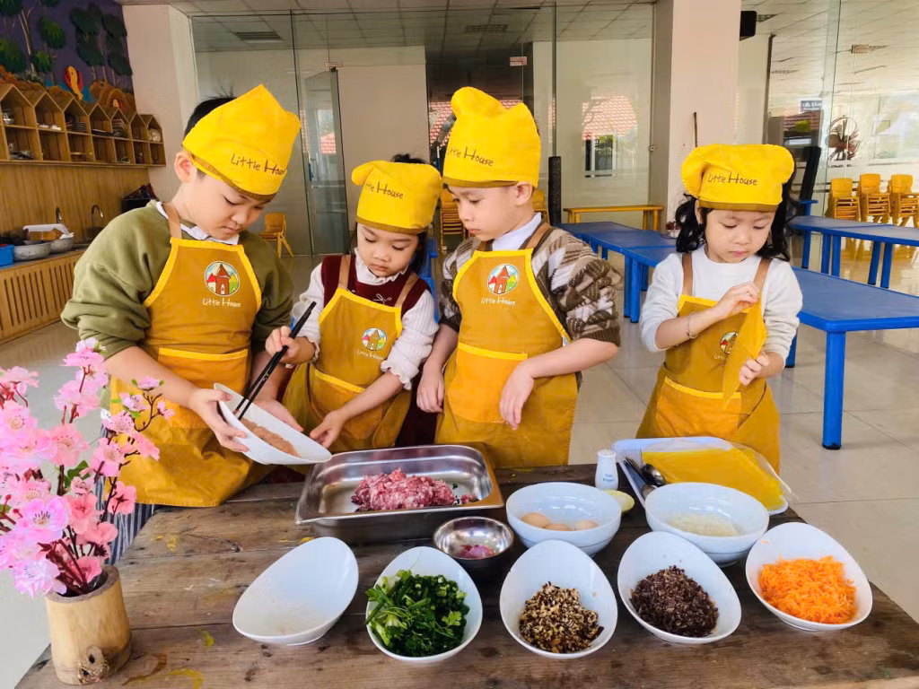 Một giờ học nấu ăn của trường Mầm non Little House Hạ Long (phường Hạ Long).
