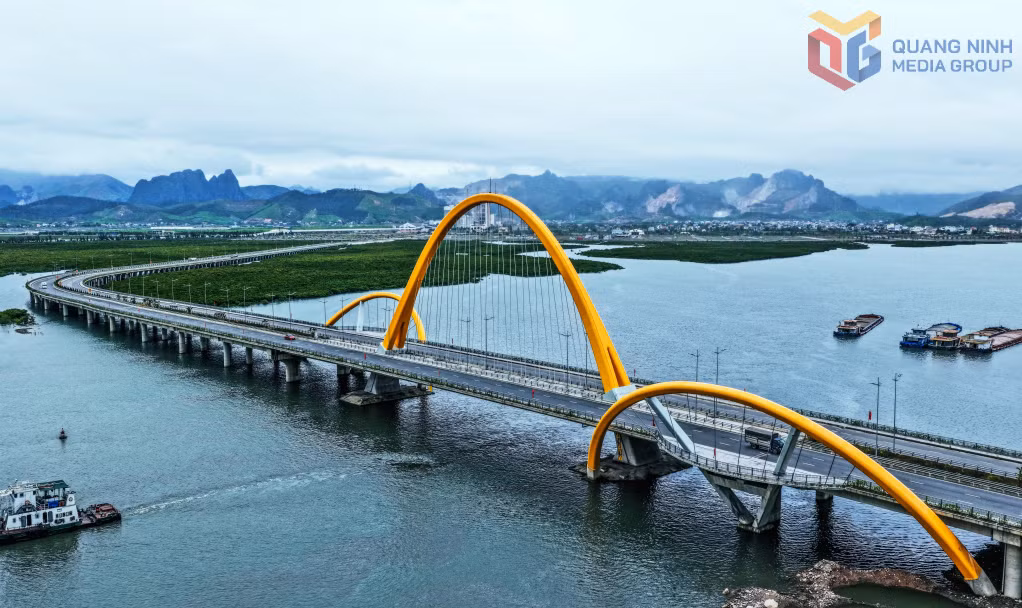Nhằm phát huy hiệu quả khai thác của 2 cầu, tỉnh Quảng Ninh tiếp tục đầu tư tuyến đường ven biển kết nối dọc vịnh Cửa Lục, tạo động lực thu hút đầu tư phát triển các khu đô thị mới ở khu vực phía Bắc của vịnh Cửa Lục.