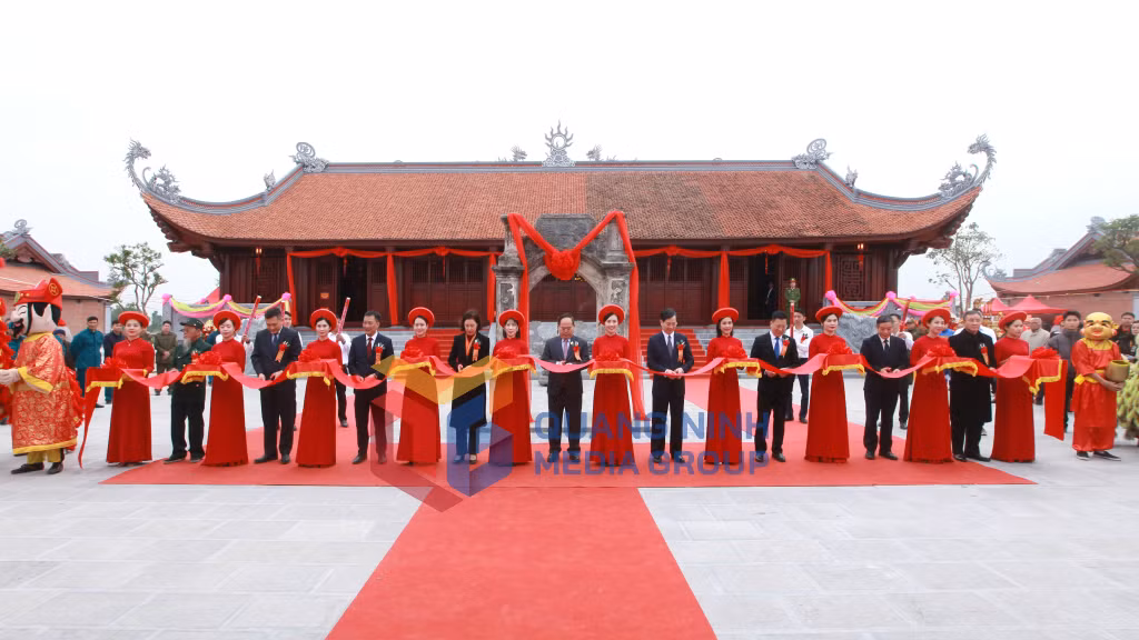 Các đại biểu thực hiện Lễ cắt băng khánh thành Đền thờ Vua Lê Thái Tổ, khu An Biên 2, phường Hoành Bồ (1-2026). Ảnh: Đỗ Giang