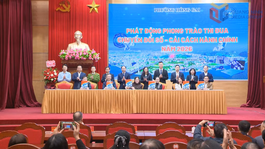 Phường Hồng Gai phát động và ký cam kết phong trào thi đua chuyển đổi số - cải cách hành chính toàn diện năm 2026.