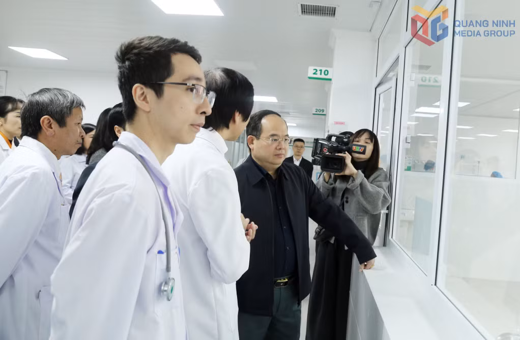 Đồng chí Bí thư Tỉnh ủy kiểm tra tại đơn nguyên hồi sức tích cực ngoại.