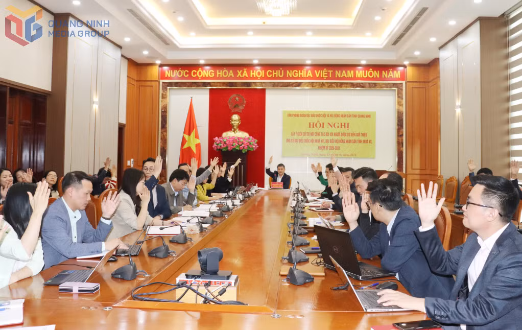 Các đại biểu biểu quyết thống nhất giới thiệu người ứng cử ĐBQH khóa XVI và HĐND tỉnh khóa XV, nhiệm kỳ 2026-2031.